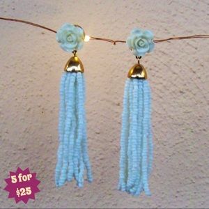 5/$25 Pretty White Flower Studs w Dangling Fringe